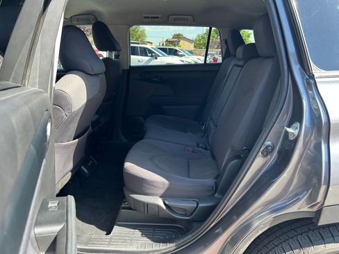 Used 2021 Toyota Highlander LE AWD/4WD image 24