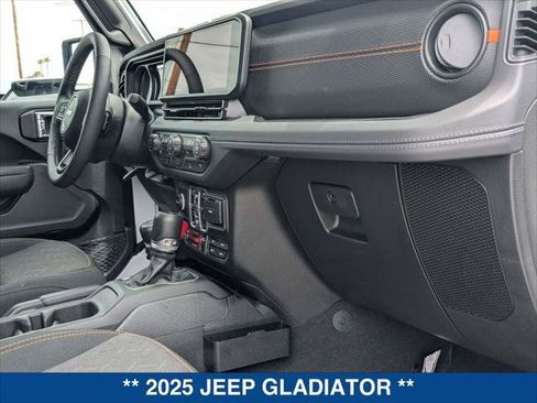 Used 2025 Jeep Gladiator Mojave w/ Convenience Group AWD/4WD image 23