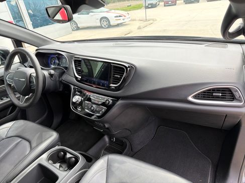 Used 2025 Chrysler Pacifica Select image 33