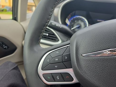 Used 2023 Chrysler Pacifica Touring-L FWD image 29