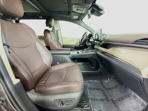 Certified 2023 Toyota Sienna Platinum FWD image 33