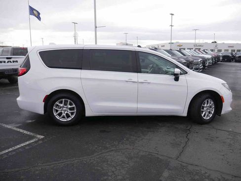 Used 2020 Chrysler Voyager LX image 19