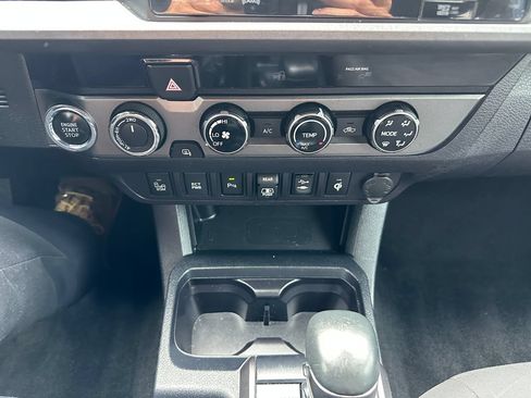 Used 2018 Toyota Tacoma TRD Off-Road w/ Technology Package AWD/4WD image 17