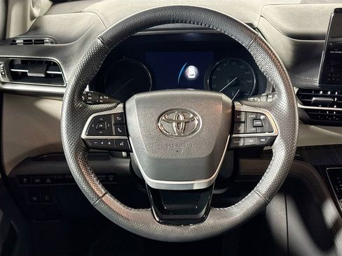 Used 2023 Toyota Sienna Limited image 13