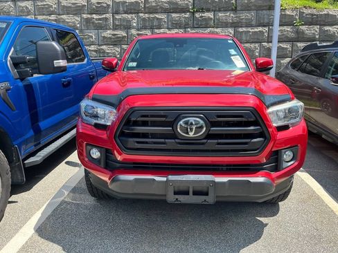 Used 2018 Toyota Tacoma TRD Off-Road w/ Technology Package AWD/4WD image 3