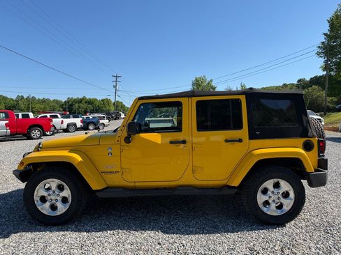 Used 2015 Jeep Wrangler Unlimited Sahara w/ Connectivity Group AWD/4WD image 5