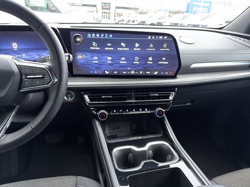 Used 2025 Chevrolet Traverse LT image 29