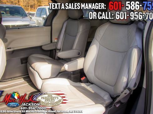 Used 2022 Toyota Sienna Limited image 10