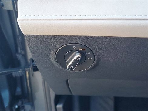 Certified 2025 Volkswagen Taos SE image 27