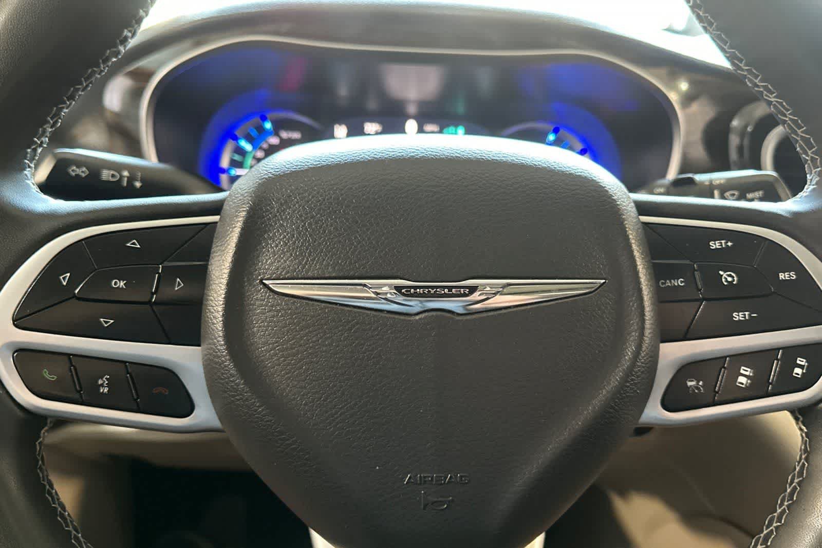 Used 2023 Chrysler Pacifica Limited FWD image 31