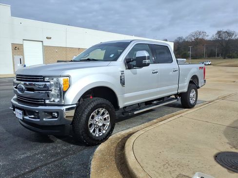 Used 2017 Ford F250 Lariat w/ Chrome Package image 3