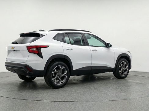 Used 2025 Chevrolet Trax LT FWD image 9