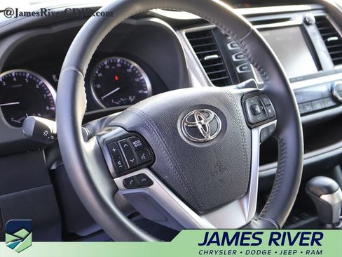 Used 2019 Toyota Highlander Plus AWD/4WD image 25