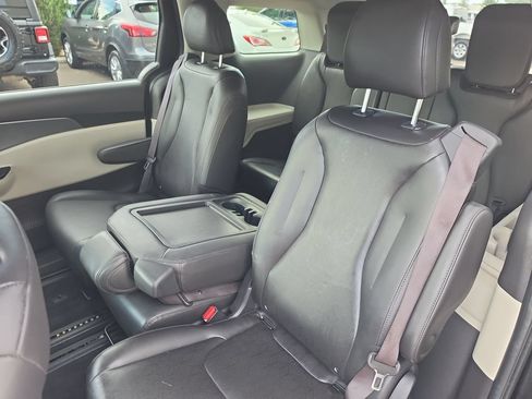 Used 2022 Kia Carnival LX FWD image 22