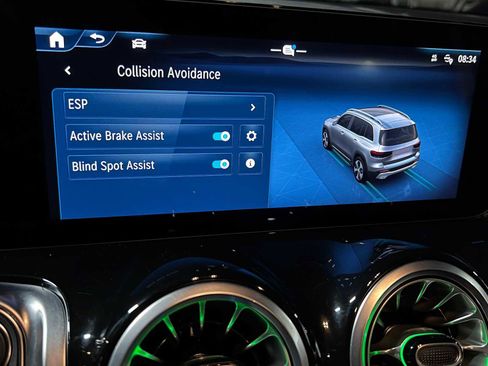 Used 2025 Mercedes-Benz GLB 250 4MATIC image 33