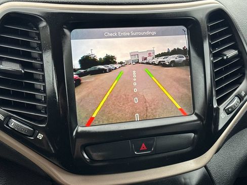Used 2017 Jeep Cherokee Limited w/ Luxury Group FWD image 24