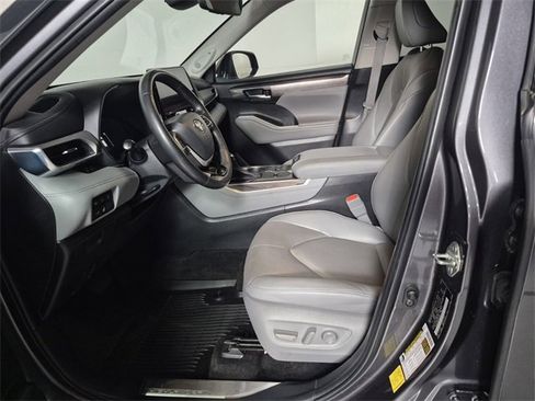 Used 2023 Toyota Highlander Platinum image 15