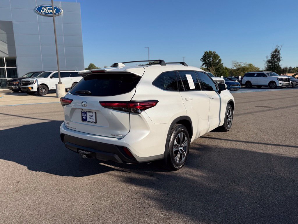 Used 2022 Toyota Highlander XLE AWD/4WD image 6