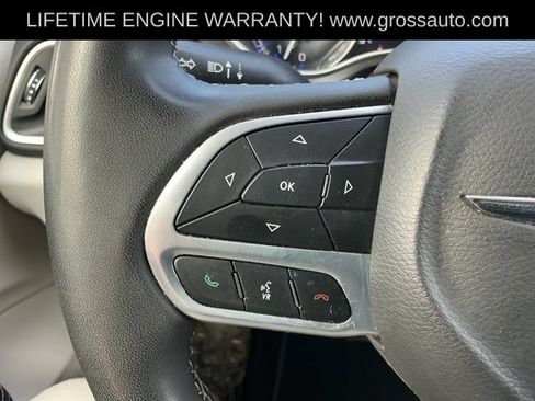 Used 2023 Chrysler Pacifica Touring-L FWD image 14