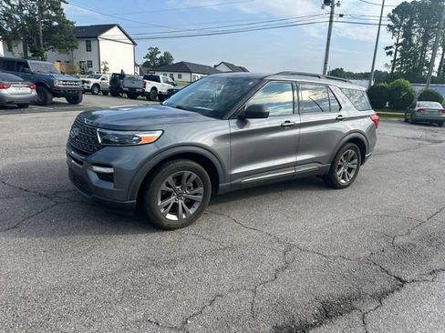 Used 2021 Ford Explorer XLT w/ Equipment Group 202A AWD/4WD image 3