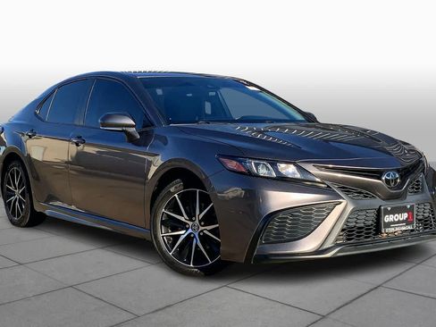 Used 2022 Toyota Camry SE image 2