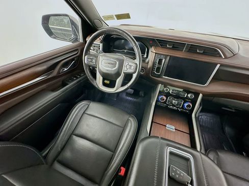 Used 2022 GMC Yukon XL Denali w/ Denali Premium Package AWD/4WD image 9