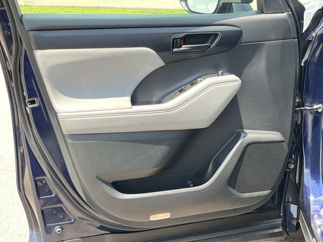Used 2022 Toyota Highlander LE AWD/4WD image 30