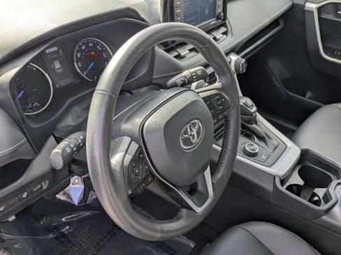 Used 2021 Toyota RAV4 XLE Premium image 16