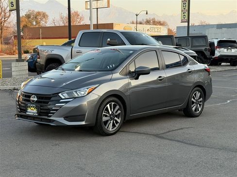 Used 2023 Nissan Versa SV image 3