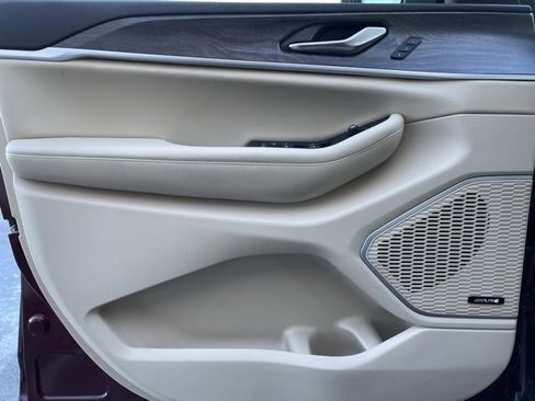 Used 2023 Jeep Grand Cherokee Limited w/ Luxury Tech Group II image 9