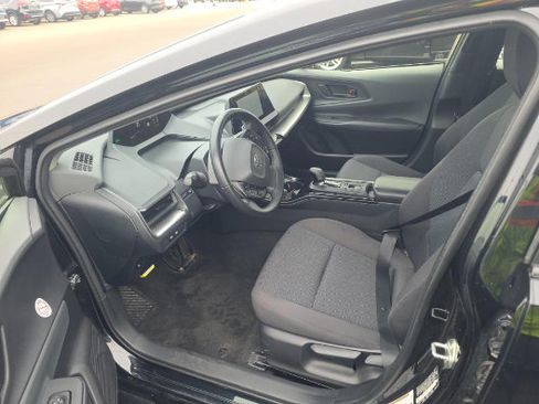 Used 2025 Toyota Prius LE FWD image 5