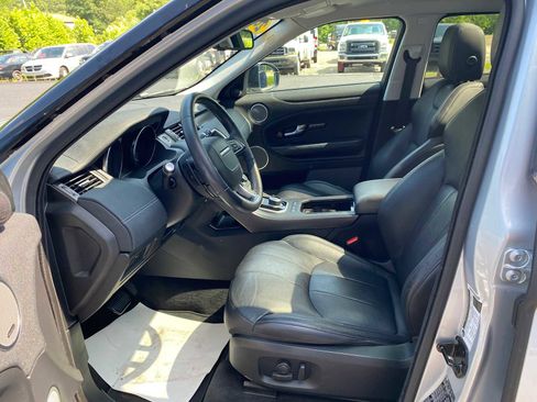 Used 2019 Land Rover Range Rover Evoque SE image 9