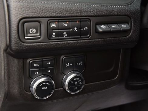 Used 2021 GMC Yukon Denali w/ Denali Premium Package image 11