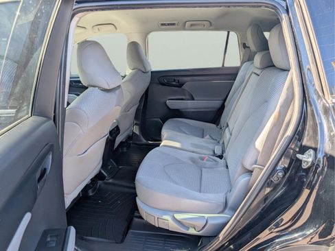 Used 2021 Toyota Highlander LE image 13