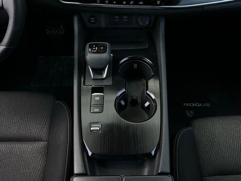 Used 2025 Nissan Rogue SV image 15
