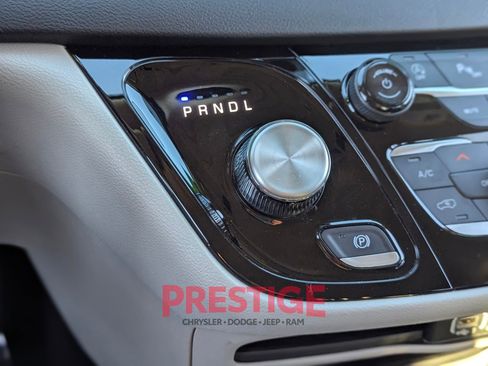 Used 2024 Chrysler Pacifica Touring-L FWD image 22
