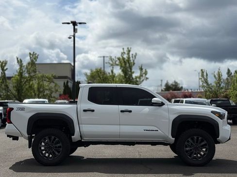 Used 2024 Toyota Tacoma TRD Off-Road image 6