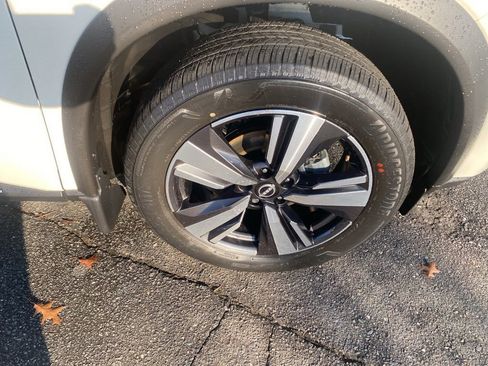 Used 2023 Nissan Rogue SL w/ SL Premium Package image 9