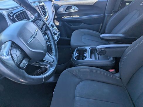 Used 2020 Chrysler Pacifica Touring w/ S Appearance Package FWD image 16