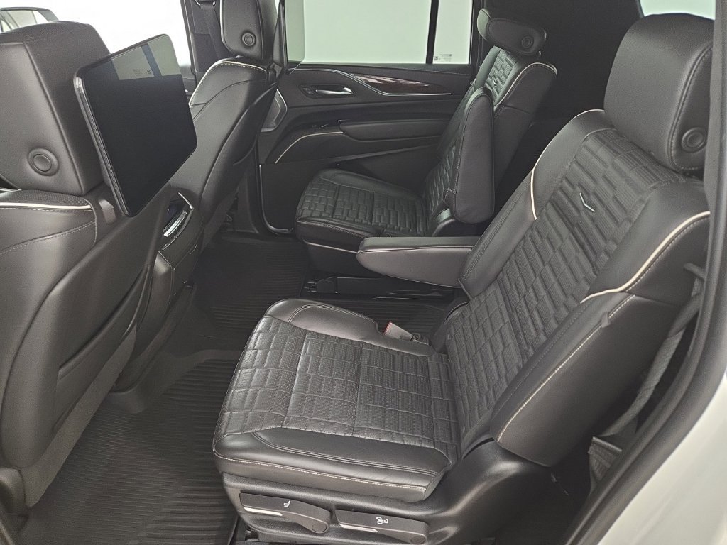 Used 2023 Cadillac Escalade ESV Sport Platinum w/ LPO, ONYX Package AWD/4WD image 21
