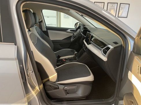 Certified 2025 Volkswagen Taos SE w/ Panoramic Sunroof Package image 11