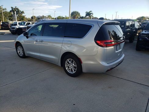 New 2026 Chrysler Pacifica Select image 3