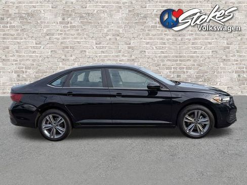 Used 2024 Volkswagen Jetta SE FWD image 3