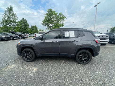 Used 2024 Jeep Compass Latitude w/ Convenience Group AWD/4WD image 4