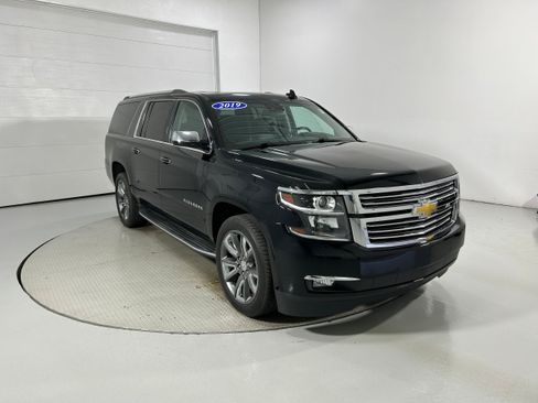 Used 2019 Chevrolet Suburban Premier AWD/4WD image 2