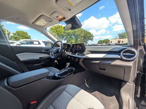 Used 2025 Chevrolet Trax LT w/ LT Convenience Package FWD image 30