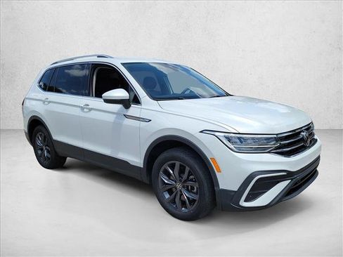 Used 2023 Volkswagen Tiguan SE FWD image 3