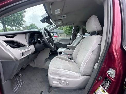 Used 2019 Toyota Sienna LE w/ LE Preferred Package FWD image 23