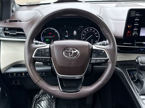 Used 2023 Toyota Sienna Platinum AWD/4WD image 21
