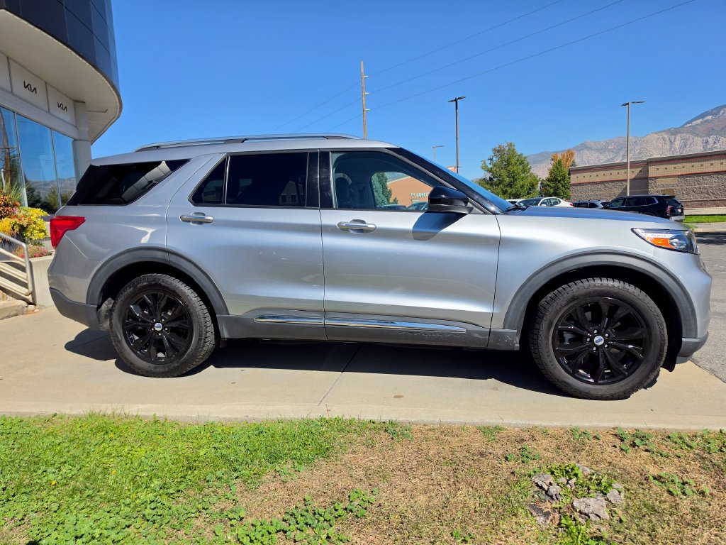 Used 2023 Ford Explorer Limited AWD/4WD image 4